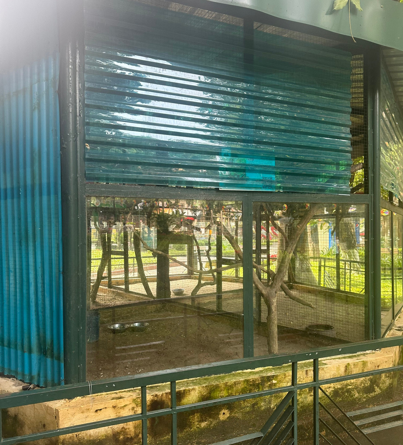 Chuồng chim ở vườn thú được che chắn chống bão Chuồng chim ở vườn thú được che chắn chống bão