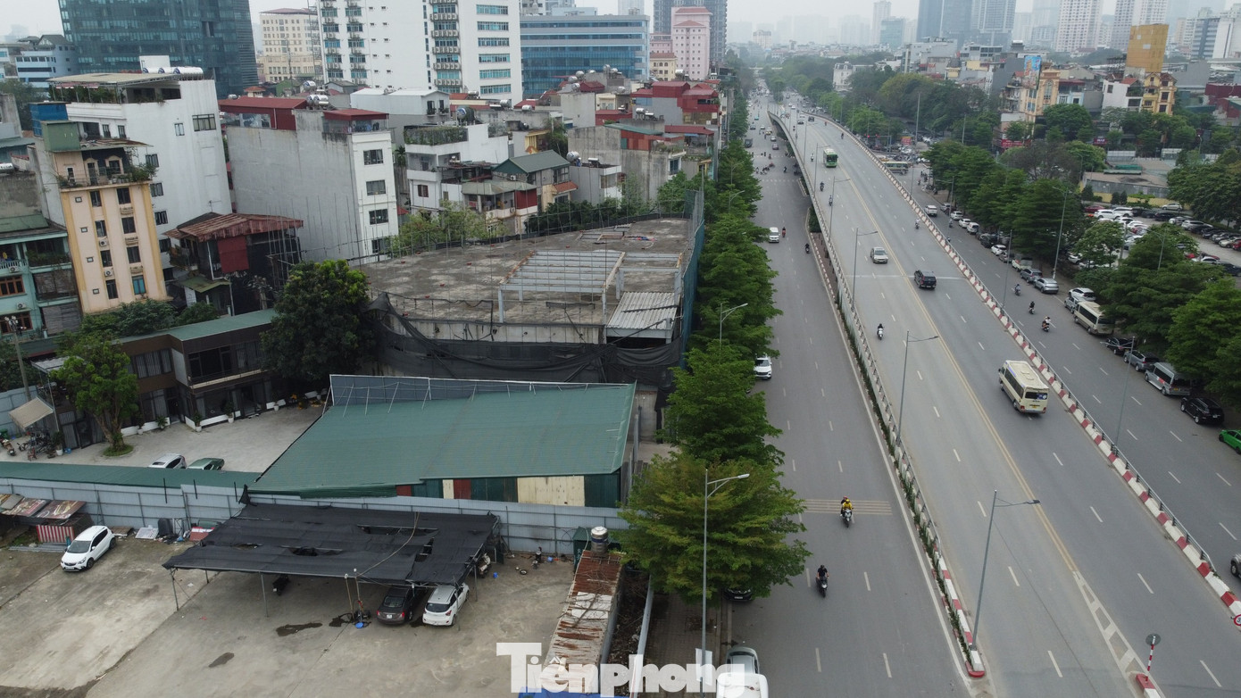 Theo tìm hiểu của PV Tiền Phong, công trình này nằm trên tuyến phố Xuân Tảo, ngay gần cầu vượt Nguyễn Văn Huyên (quận Cầu Giấy)