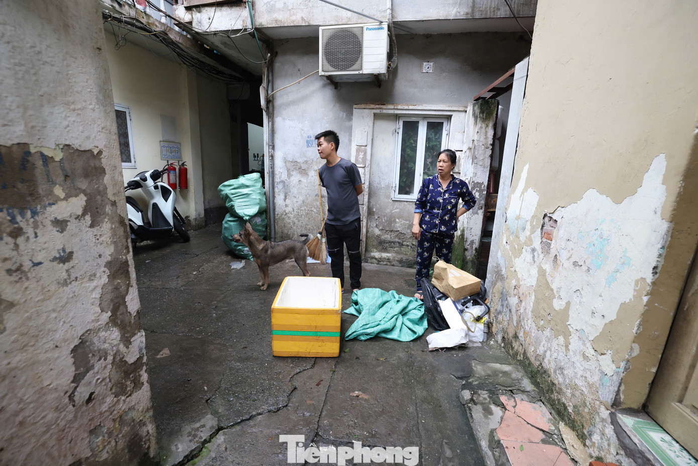 Hàng chục hộ dân đã chuẩn bị đồ đạc, sẵn sàng rời đến nơi tạm trú trong tối nay Hàng chục hộ dân đã chuẩn bị đồ đạc, sẵn sàng rời đến nơi tạm trú trong tối nay