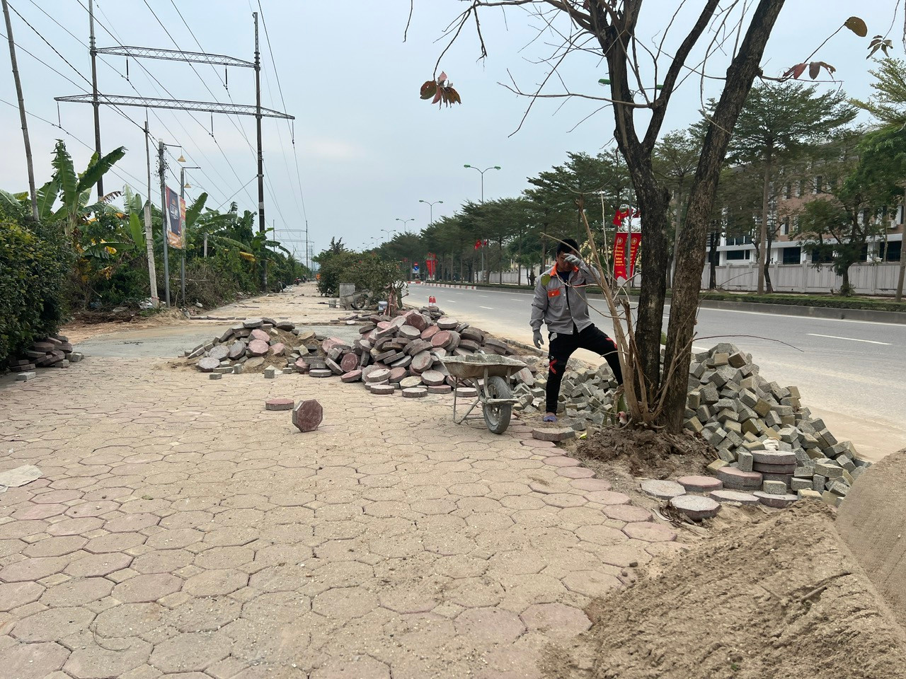 Vị này cho biết thêm, đến tháng 7/2024, Sở Xây dựng Hà Nội sẽ lập kế hoạch kiểm tra việc lát vỉa hè trên toàn thành phố.