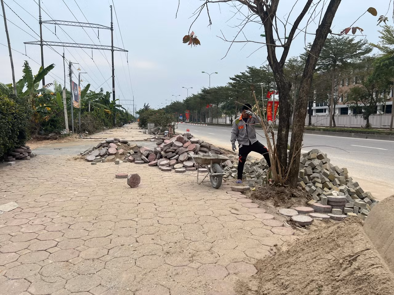 Vị này cho biết thêm, đến tháng 7/2024, Sở Xây dựng Hà Nội sẽ lập kế hoạch kiểm tra việc lát vỉa hè trên toàn thành phố.