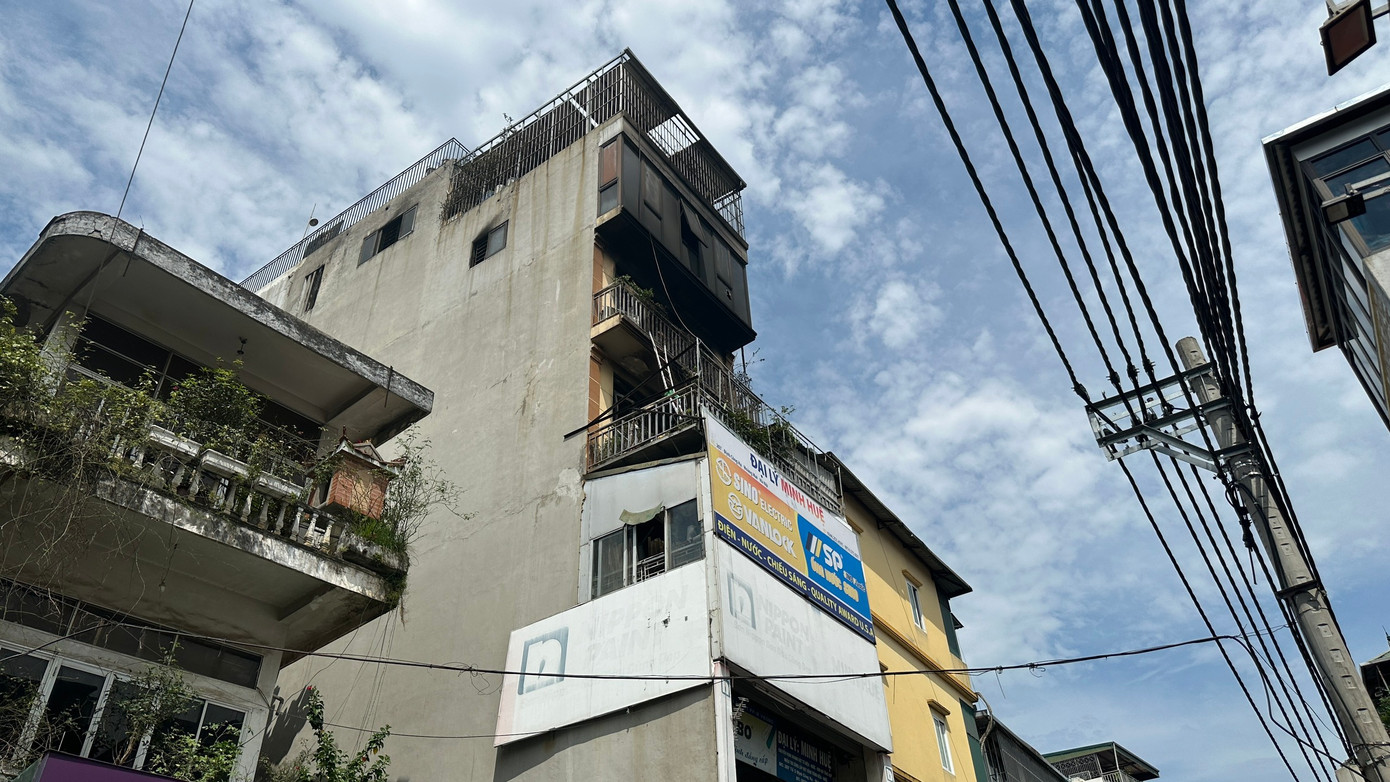 Ngôi nhà xảy ra cháy ở số 207 Định Công Hạ là nhà ở kết hợp kinh doanh. Từ tầng 1 đến 3 dùng để kinh doanh, tầng 4 trở lên để ở, hàng hóa xếp kín cầu thang. Tầng 1, 2 của ngôi nhà chất kín hàng hóa, gồm sơn, keo, máy bơm, vật liệu xây dựng... nên gây khó khăn cho việc thoát nạn và công tác chữa cháy, cứu nạn cứu hộ.