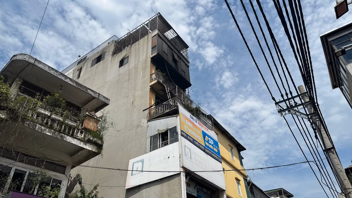 Ngôi nhà xảy ra cháy ở số 207 Định Công Hạ là nhà ở kết hợp kinh doanh. Từ tầng 1 đến 3 dùng để kinh doanh, tầng 4 trở lên để ở, hàng hóa xếp kín cầu thang. Tầng 1, 2 của ngôi nhà chất kín hàng hóa, gồm sơn, keo, máy bơm, vật liệu xây dựng... nên gây khó khăn cho việc thoát nạn và công tác chữa cháy, cứu nạn cứu hộ.