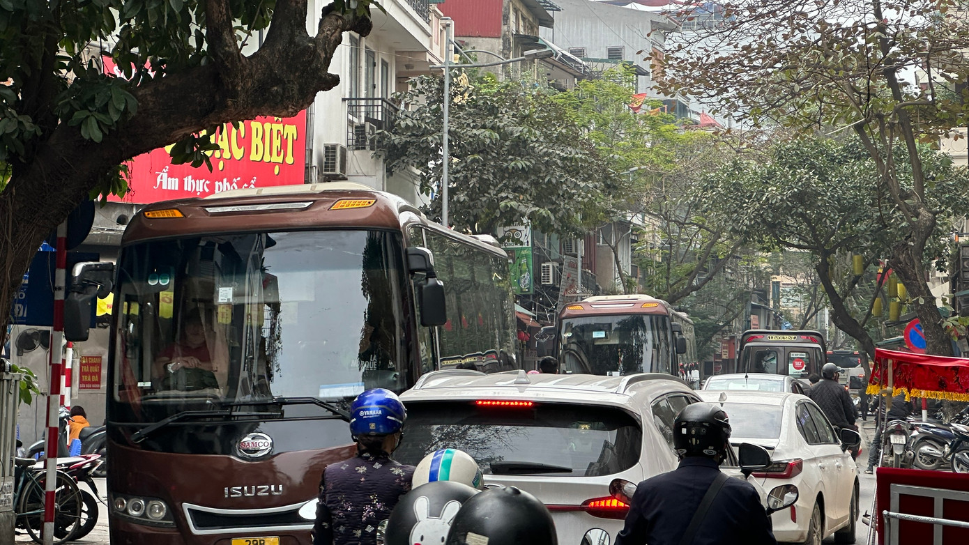 Đại diện Công an quận Hoàn Kiếm thông tin: Từ ngày 15/8/2023 đến 20/2/2024, Công an quận Hoàn Kiếm đã xử lý 152 xe hợp đồng kinh doanh vận chuyển hành khách về vi phạm dừng đỗ không đúng quy định. Xử phạt gần 80 triệu đồng.