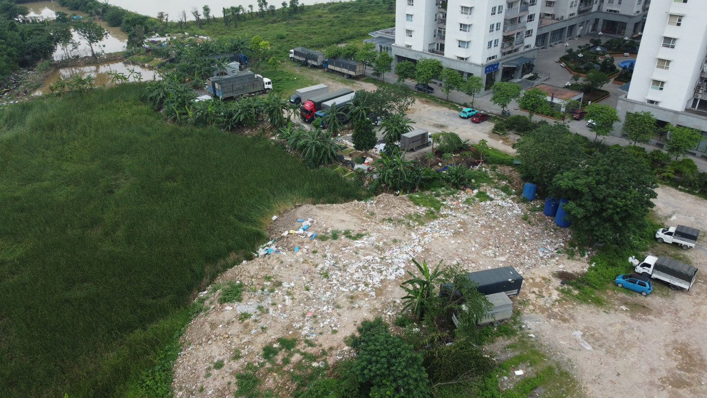 Cũng tại cụm chung cư này, xuất hiện các bãi xe tải cùng hoạt động đổ trạc thải xây dựng tràn lan.