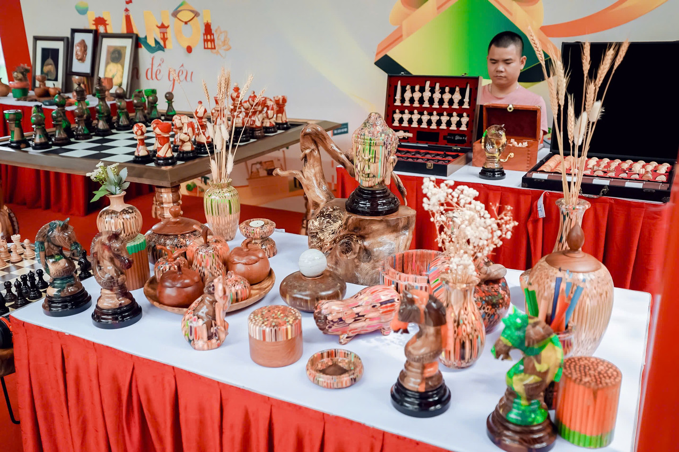 Nhiều đồ lưu niệm được bán tại lễ hội.