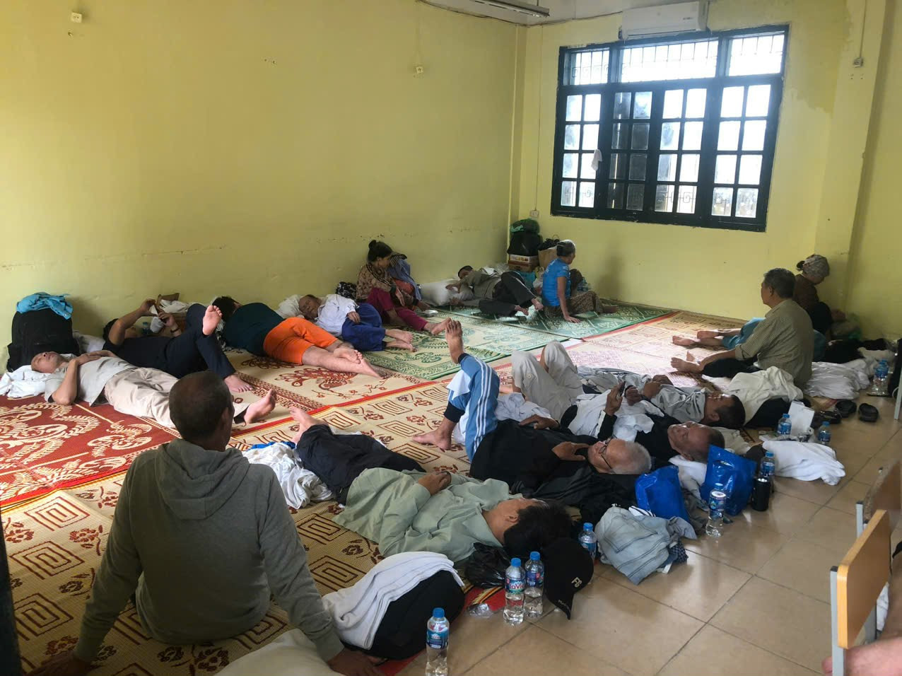 Nhân dân bãi Phúc Xá (quận Ba Đình) sơ tán về địa điểm tập trung do nước lũ lên cao