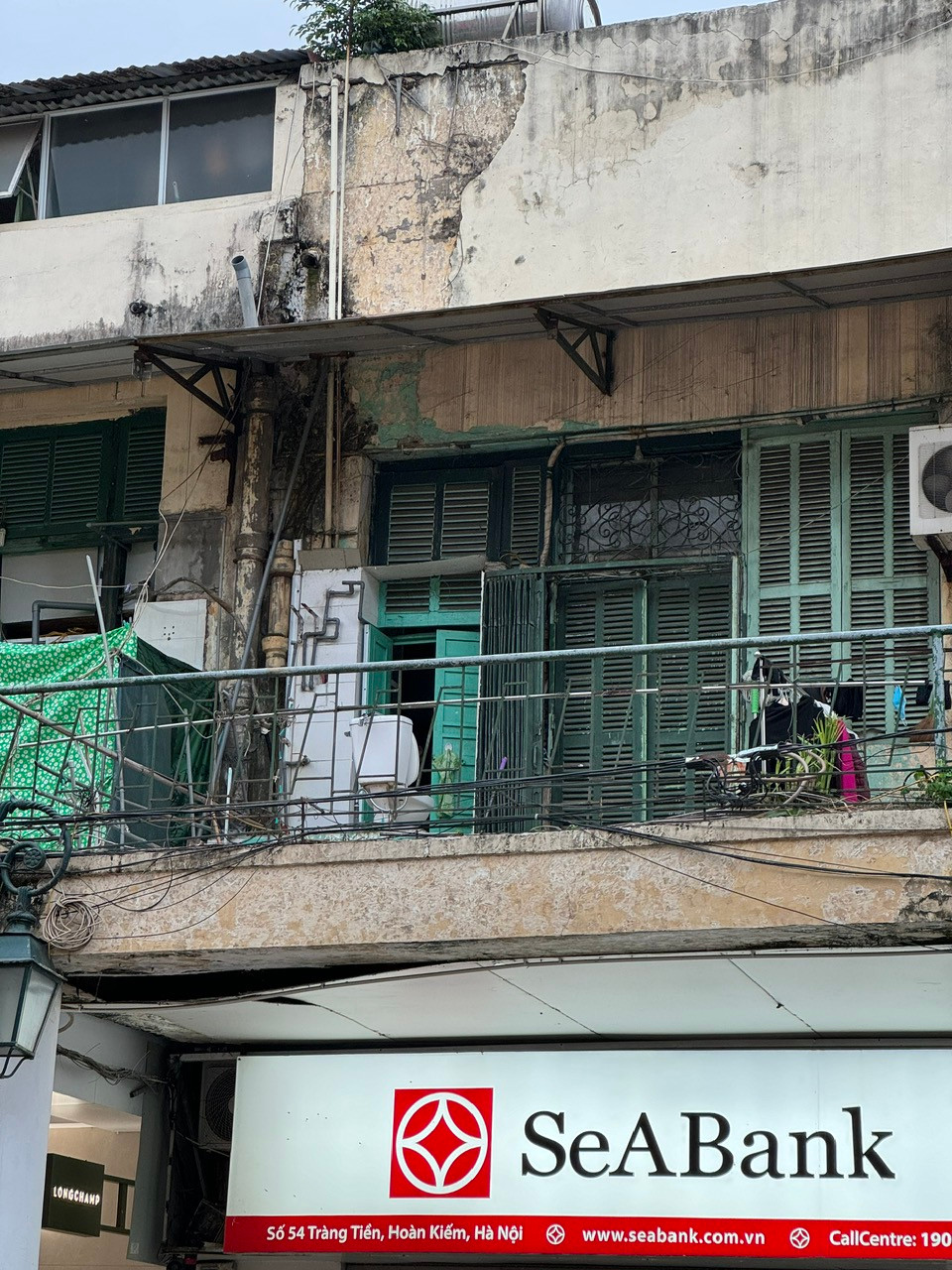 Hình ảnh nhếch nhác trước khi cải tạo, chỉnh trang trên tuyến phố Tràng Tiền. Nhiều hộ dân đưa cả bồn cầu ra ngoài hiên