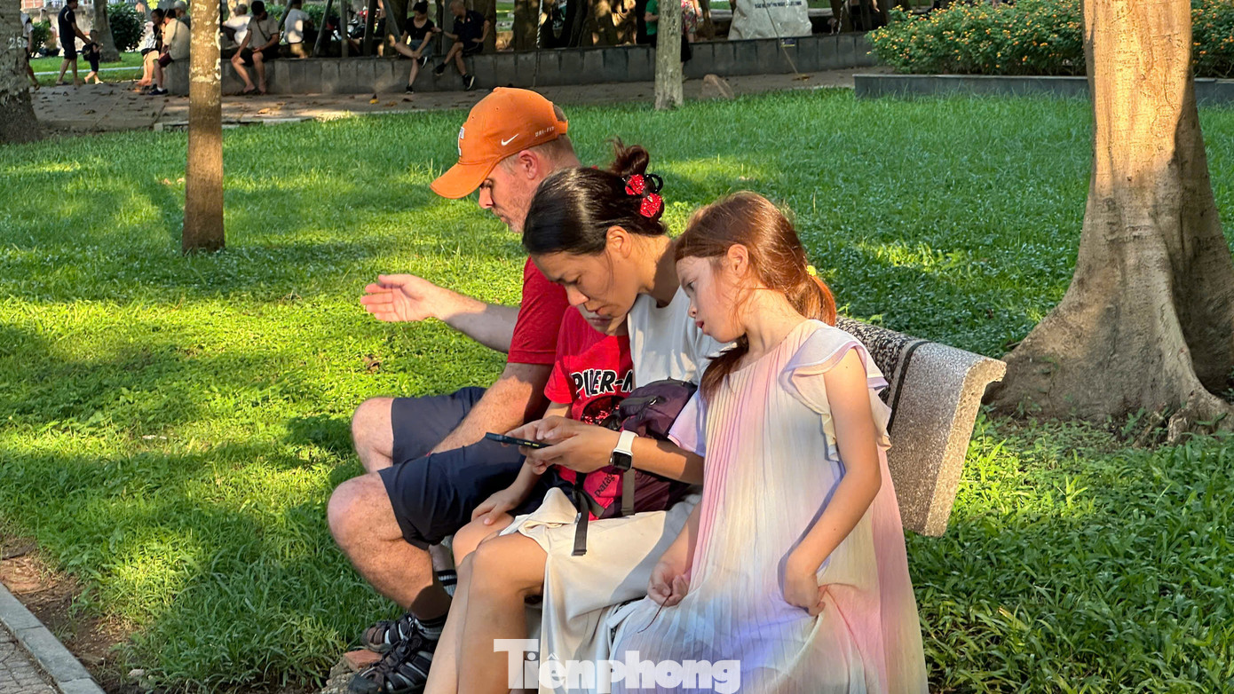 Một gia đình chọn công viên làm điểm nghỉ chân.