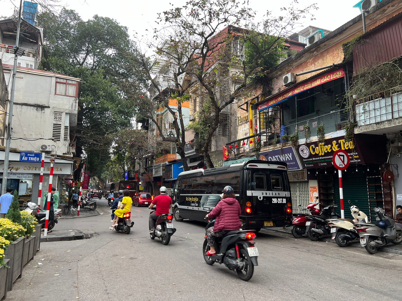 Tại hội nghị tiếp xúc cử tri quận Hoàn Kiếm sau Kỳ họp thứ 12, HĐND thành phố khoá XVI, nhiệm kỳ 2021-2026, cử tri quận Hoàn Kiếm đã nêu bức xúc xe du lịch vào đón trả khách tại các khu phố cổ chật hẹp gây ách tắc giao thông. Cử tri đề nghị lãnh đạo thành phố, các sở, ban, ngành có biện pháp hạn chế xe chở khách số lượng lớn đi vào, dừng đỗ đón trả khách tại một số tuyến phố cổ nhằm giải quyết tình trạng tắc đường gây mất an toàn giao thông.