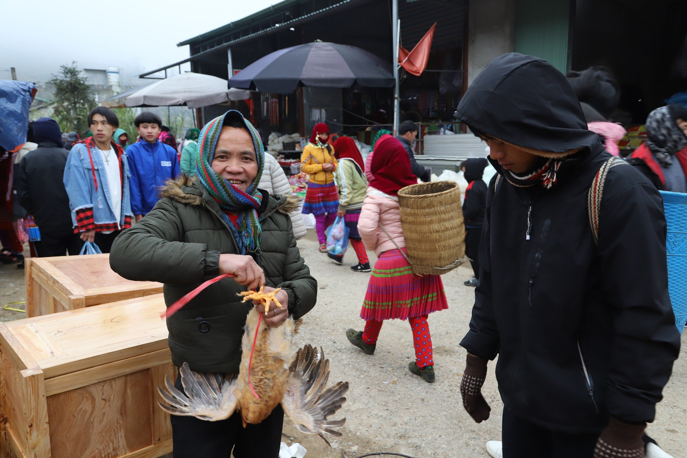 Mặc dù còn hơn một tuần nữa mới đến Tết Nguyên đán Giáp Thìn 2024. Song ngay từ sáng sớm trong màn sương mờ ảo, đặc biệt những ngày này nền nhiệt độ ở Mèo Vạc đang bị ảnh hưởng bởi rét đậm, rét hại nhưng đồng bào ở đây và một số địa phương lân cận đã xúng xính trong những bộ váy áo mới, đổ về chợ phiên Lũng Pù chơi và sắm Tết.