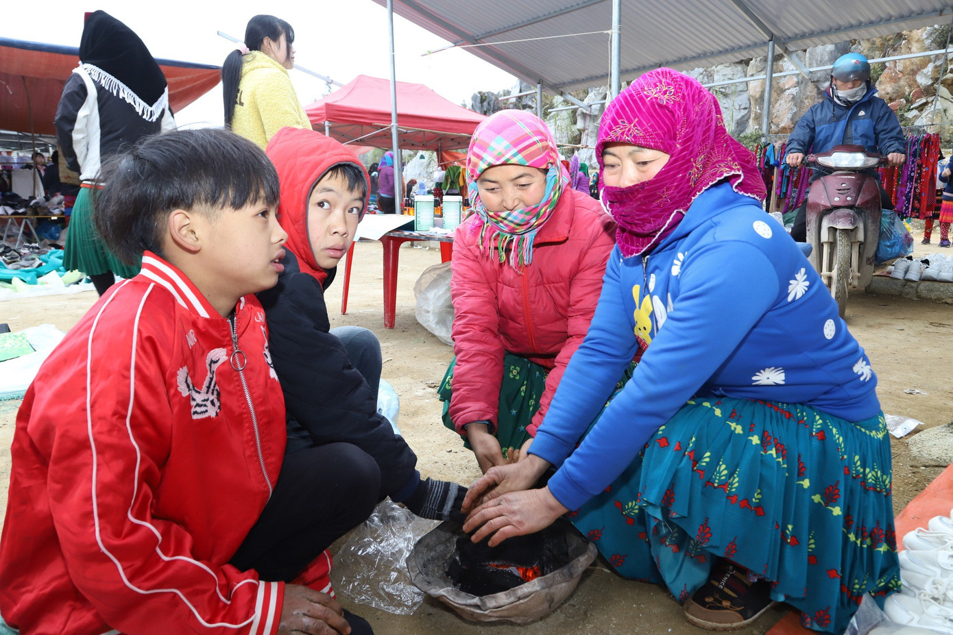 Thời tiết giá rét, mỗi gian hàng bố trí một "bếp sưởi" cho khách.