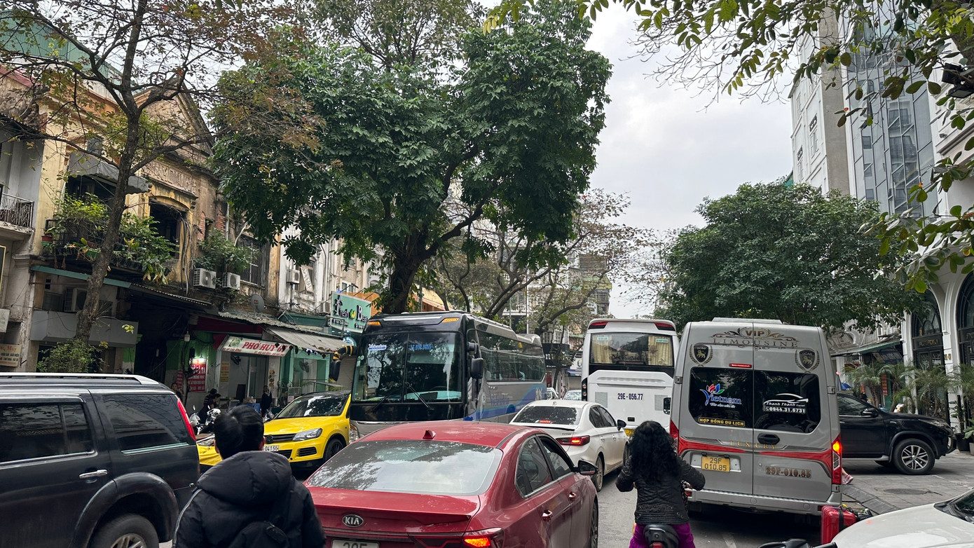 Dù có xử lý nhưng do sự tiện lợi, cùng sự bùng nổ của khách sạn tư nhân trong khu vực phố cổ... nên các nhà xe vẫn cố tình đón trả khách sai quy định.