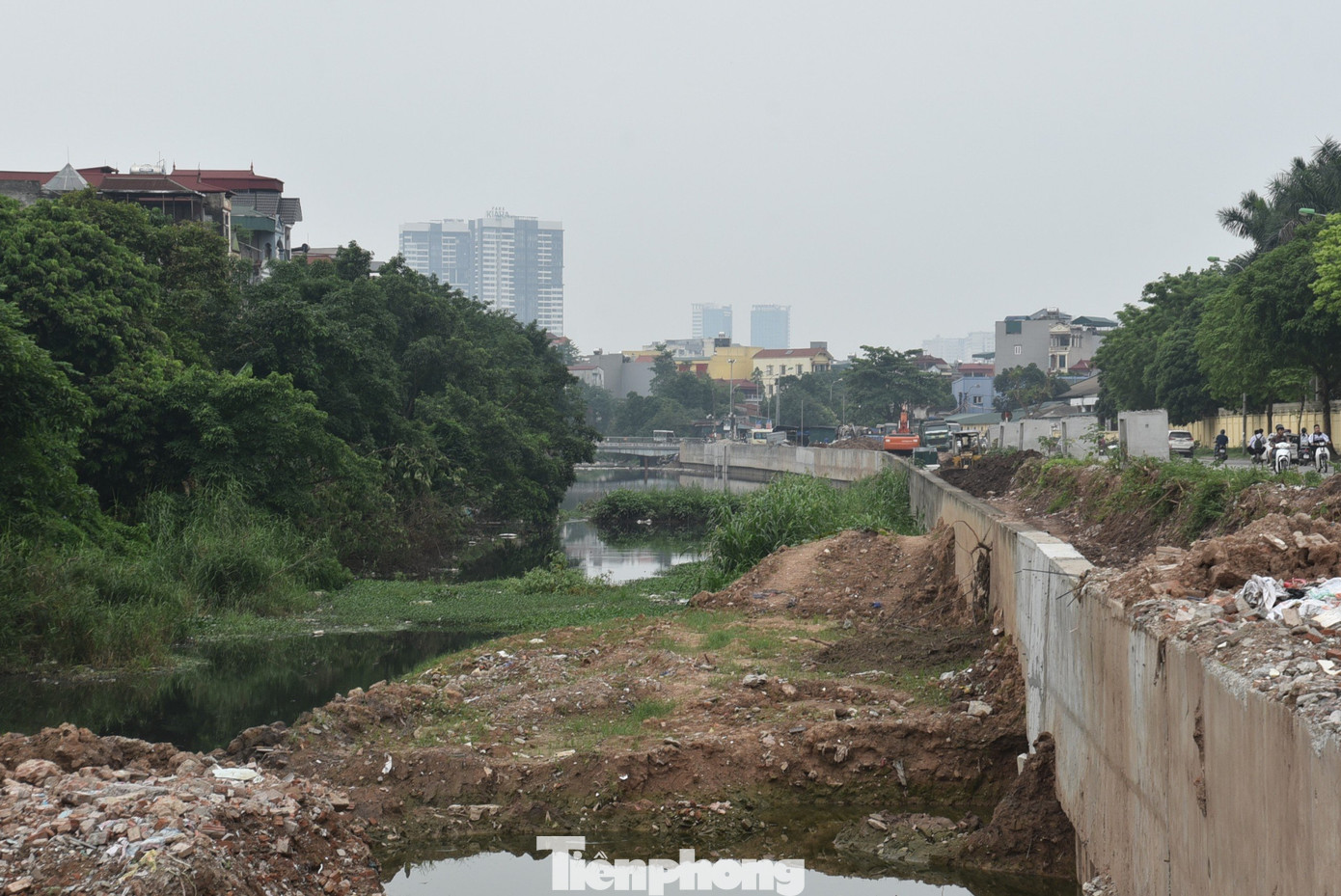 Đồng thời UBND quận Hà Đông đang đề xuất với UBND thành phố cho phép áp dụng một số cơ chế, chính sách liên quan đến công tác giải phóng mặt bằng Đồng thời UBND quận Hà Đông đang đề xuất với UBND thành phố cho phép áp dụng một số cơ chế, chính sách liên quan đến công tác giải phóng mặt bằng