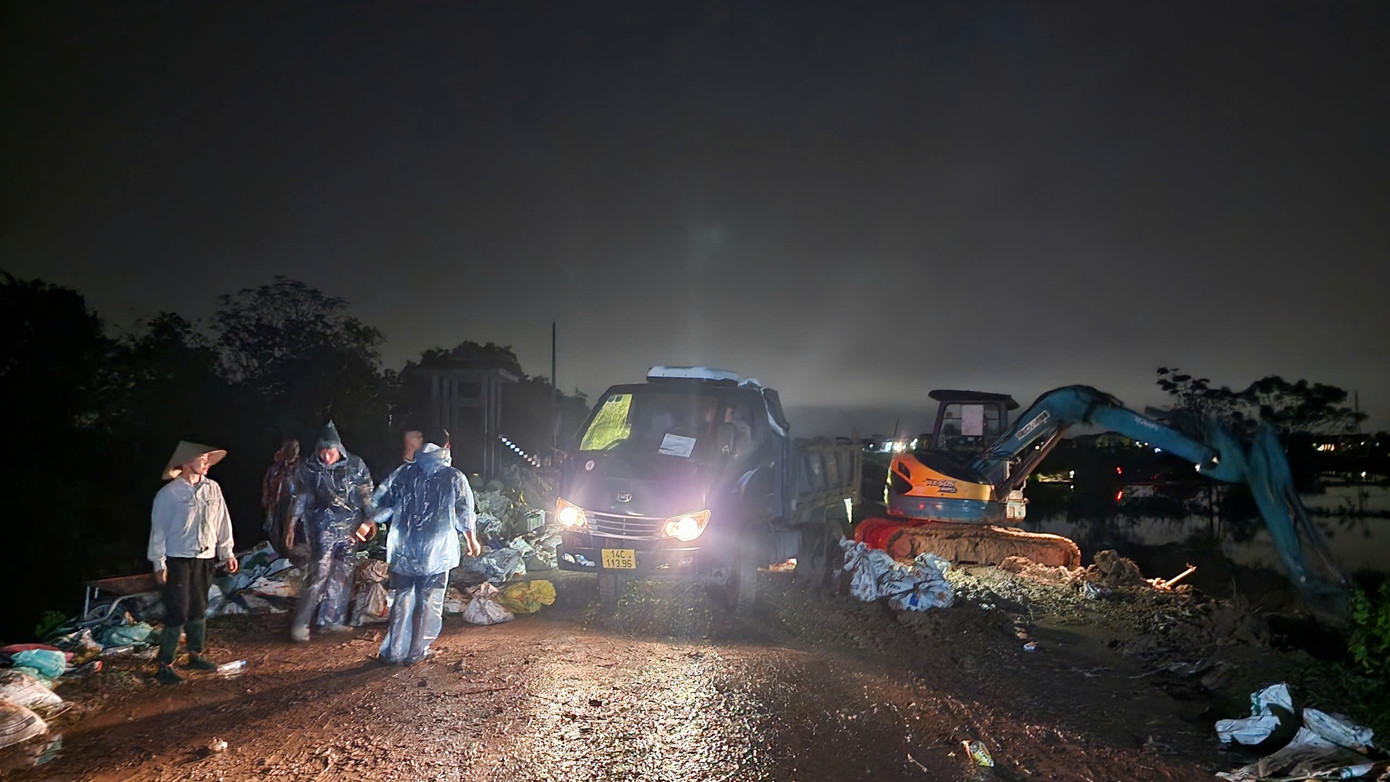 Đê quai Xuân Nộn đêm 11/9