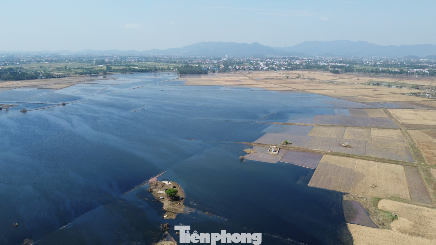 Đến hiện tại, nước vẫn chưa rút hoàn toàn. Nhiều ha lúa vẫn ngập trong nước. Đến hiện tại, nước vẫn chưa rút hoàn toàn. Nhiều ha lúa vẫn ngập trong nước.