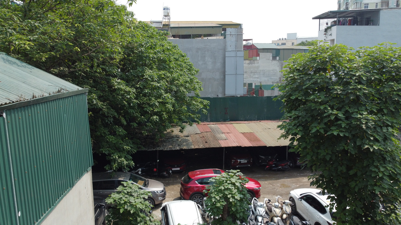 Đáng chú ý, trên địa bàn phường Định Công, có rất nhiều bãi ô tô, xe máy nằm sâu trong các ngõ ngách. Tiềm ẩn nguy cơ cháy nổ rất cao