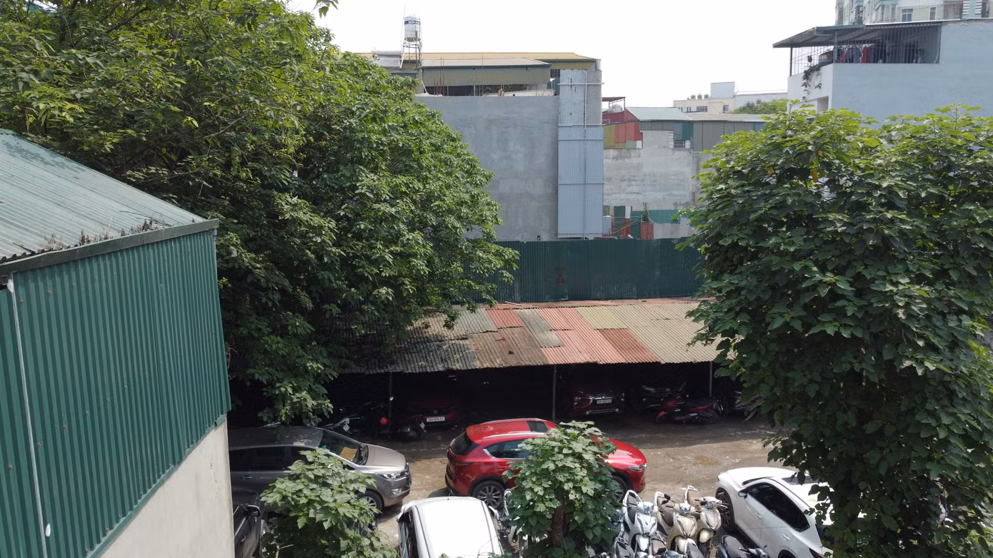 Đáng chú ý, trên địa bàn phường Định Công, có rất nhiều bãi ô tô, xe máy nằm sâu trong các ngõ ngách. Tiềm ẩn nguy cơ cháy nổ rất cao