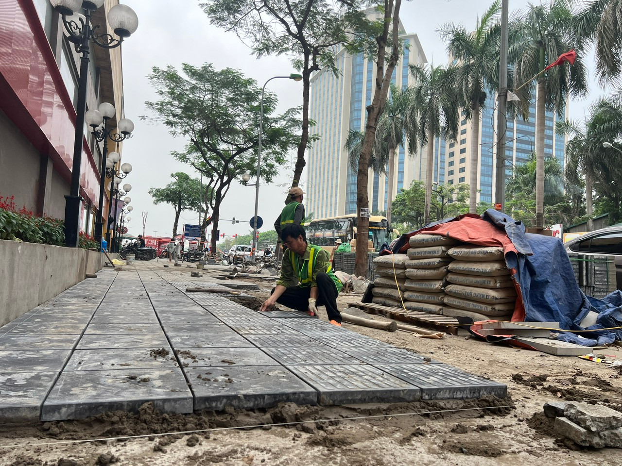 Theo UBND quận Nam Từ Liêm, năm 2024 quận có 3 dự án lát vỉa hè tại các phố Trần Văn Lai, Mễ Trì và Lê Đức Thọ