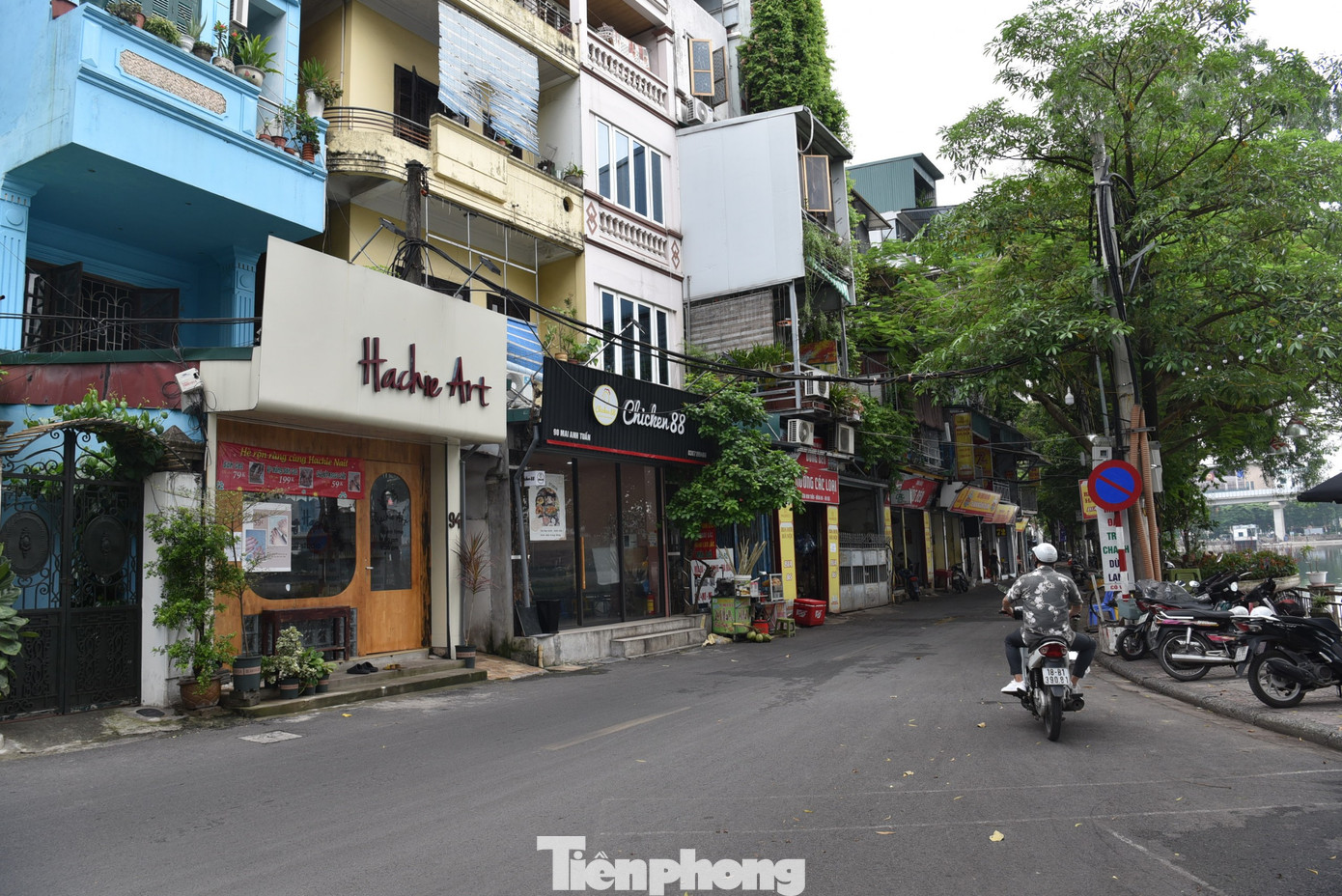 Sau cải tạo, phố Mai Anh Tuấn ven hồ Hoàng Cầu trở thành tuyến phố thương mại ẩm thực.