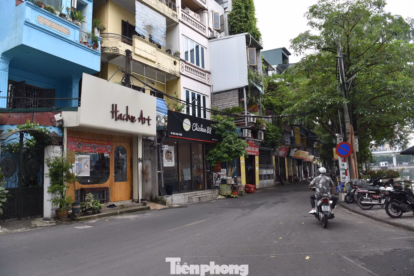 Sau cải tạo, phố Mai Anh Tuấn ven hồ Hoàng Cầu trở thành tuyến phố thương mại ẩm thực. Sau cải tạo, phố Mai Anh Tuấn ven hồ Hoàng Cầu trở thành tuyến phố thương mại ẩm thực.