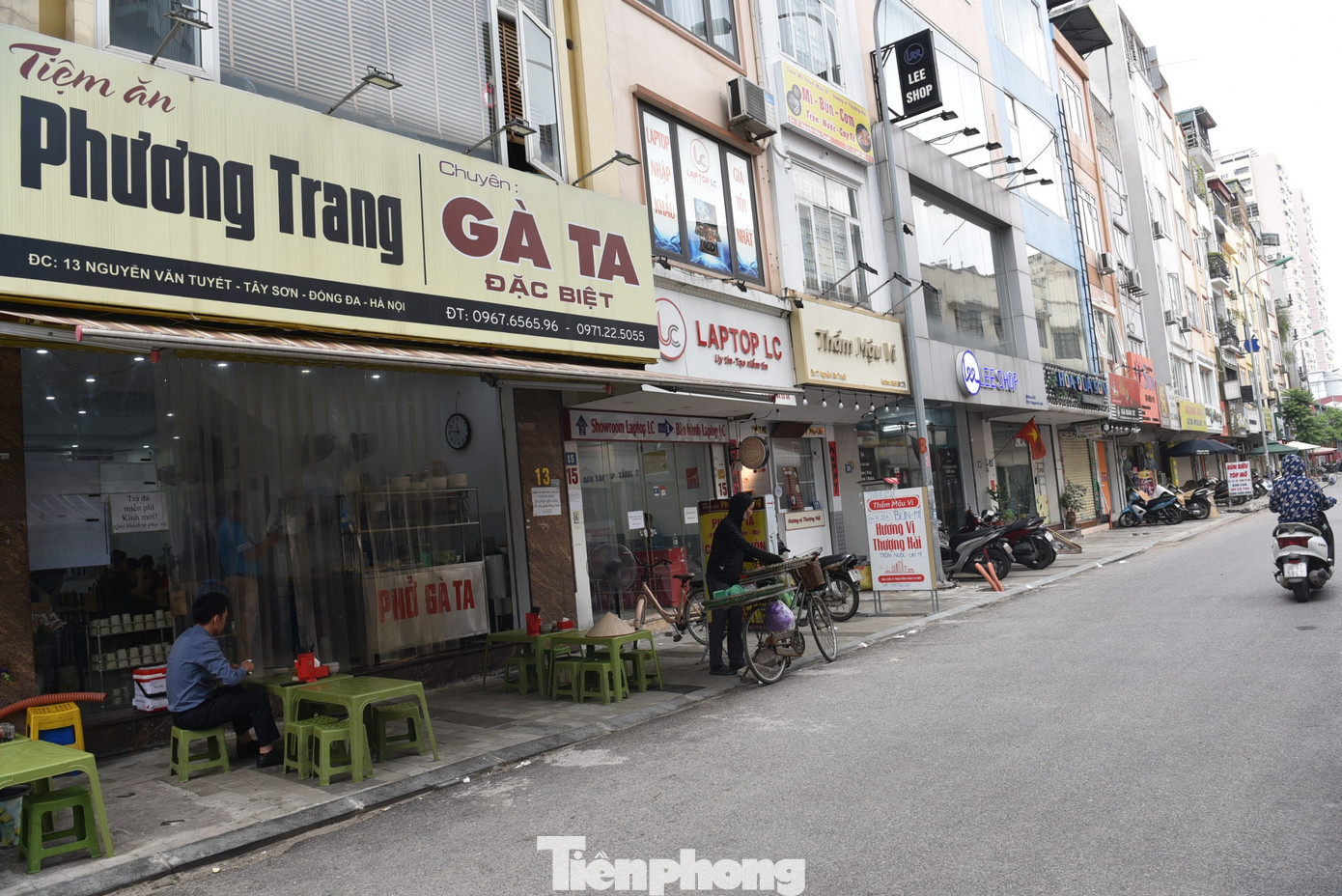 Vỉa hè tại đây được lát bằng gạch tiết diện nhỏ phù hợp với định hướng phố ẩm thực.