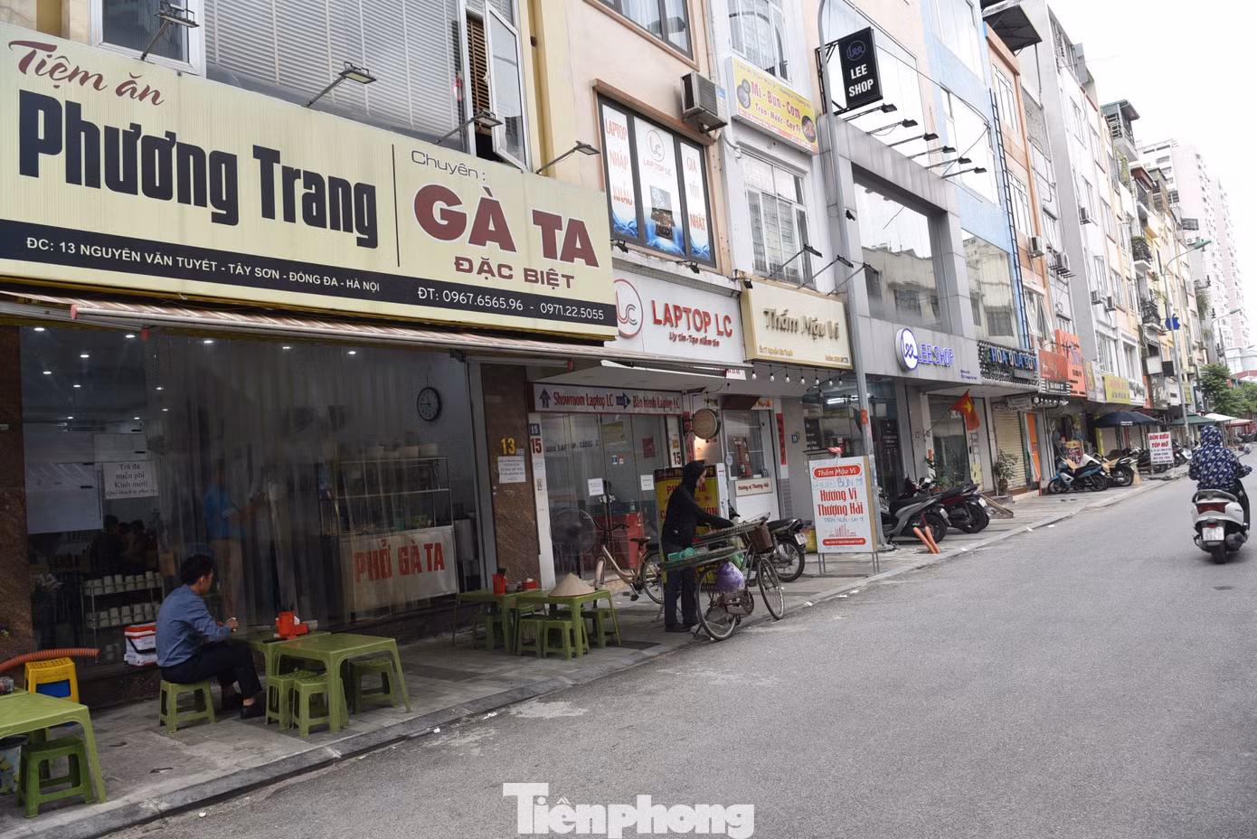 Vỉa hè tại đây được lát bằng gạch tiết diện nhỏ phù hợp với định hướng phố ẩm thực. Vỉa hè tại đây được lát bằng gạch tiết diện nhỏ phù hợp với định hướng phố ẩm thực.