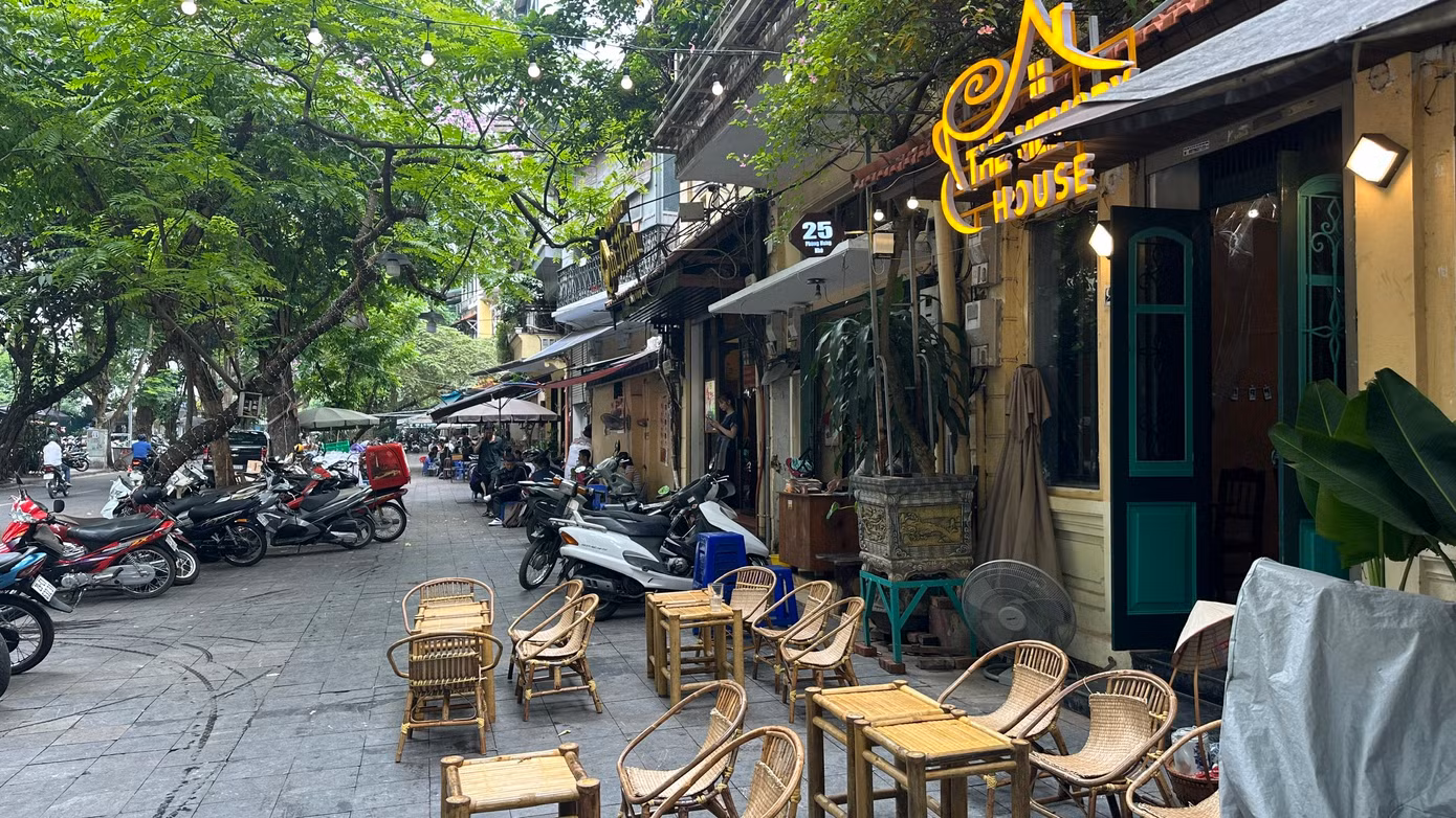 Theo thống kê, trên địa bàn thành phố Hà Nội còn 840 địa điểm với diện tích nhà khoảng 178.148m2, diện tích đất hơn 155 nghìn m2. Trong đó, Cty TNHH MTV Quản lý và Phát triển nhà Hà Nội quản lý 803 địa điểm; UBND quận Hà Đông: 16 địa điểm; UBND thị xã Sơn Tây: 1 địa điểm; Cty TNHH MTV Kinh doanh và dịch vụ nhà Hà Nội: 20 địa điểm.