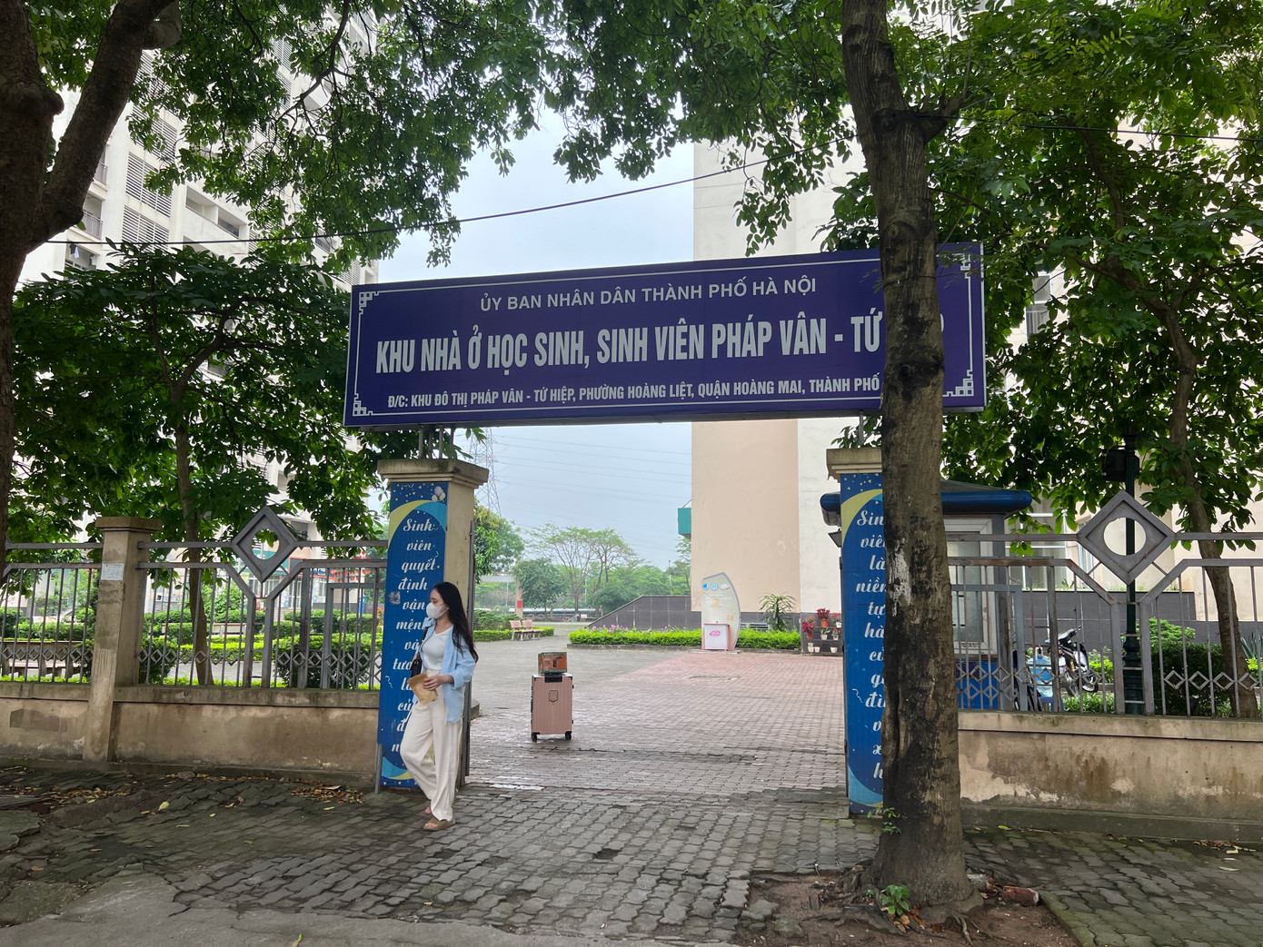 Khu ký túc xá Pháp Vân - Tứ Hiệp được xây dựng trên khu đất rộng 40.000 m2, nằm ngay sát cao tốc Pháp Vân - Cầu Giẽ và đường Giải Phóng. Dự án có 6 khối nhà nhưng đến nay chỉ có 2 khối nhà đi vào hoạt động.