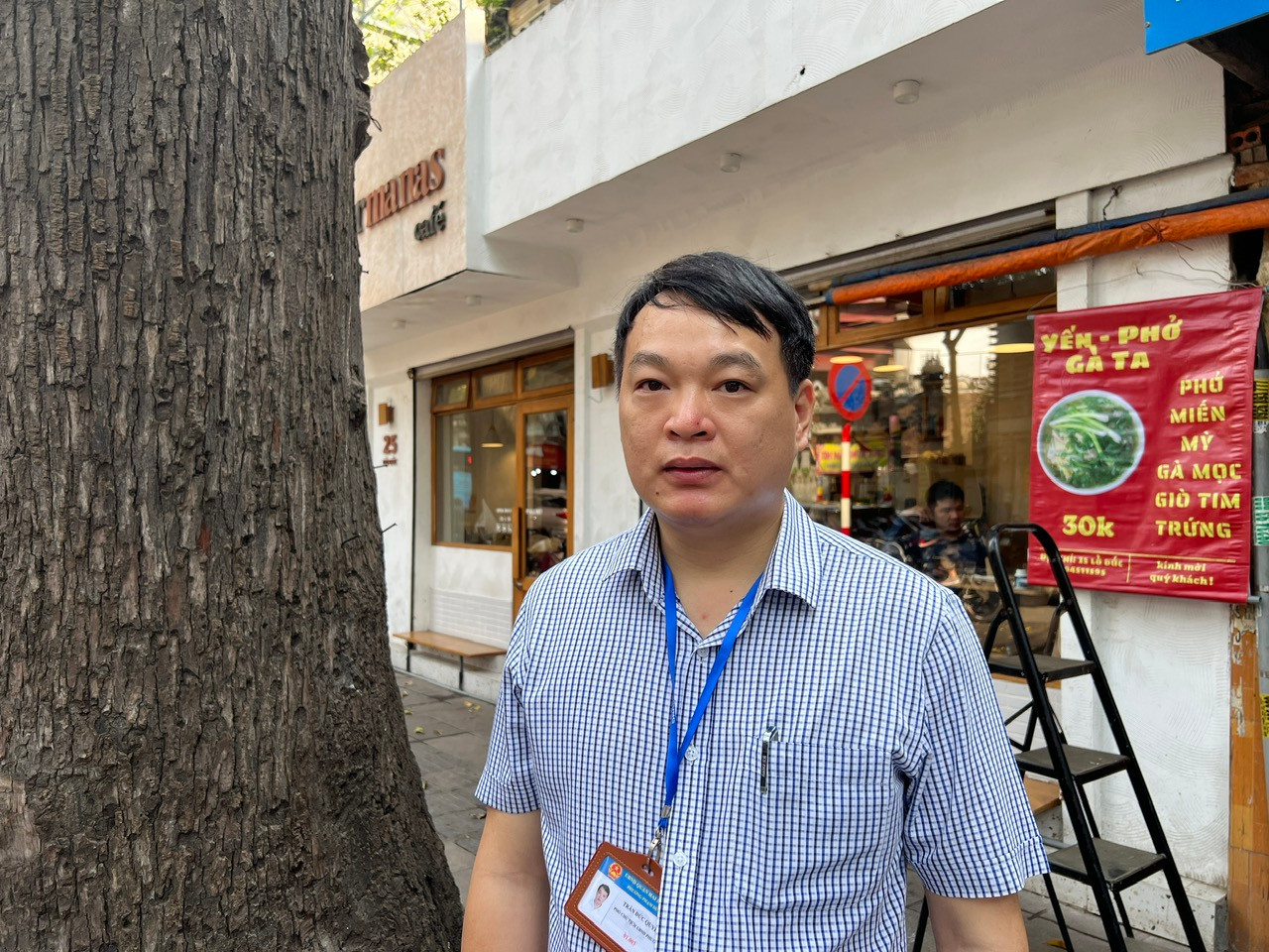 Ông Quyền cho biết thêm, giải pháp UBND phường đưa ra trong việc bảo vệ cây xanh trên địa bàn, đặc biệt là cây sao đen là: Giao lực lượng Công an phường, tổ dân phố phối hợp với Công ty trách nhiệm hữu hạn Một thành viên Công viên cây xanh Hà Nội…, cùng giám sát, quản lý, theo dõi quá trình sinh trưởng của cây; khi phát hiện có dấu hiệu bất thường báo cáo ngay với cơ quan chức năng để có biện pháp xử lý phù hợp. “Phường cũng đã đã phổ biến đến người dân mức xử phạt vi phạm hành chính, tiền và các mức khác nếu xâm phạm cây xanh cũng như những hạ tầng khác của đô thị; đồng thời phường cũng đã yêu cầu người dân ký cam kết chấp hành quy định của pháp luật về bảo vệ cây xanh. Sau này xảy ra vi phạm sẽ đề nghị lực lượng chức năng xử lý nghiêm”, ông Quyền nhấn mạnh.