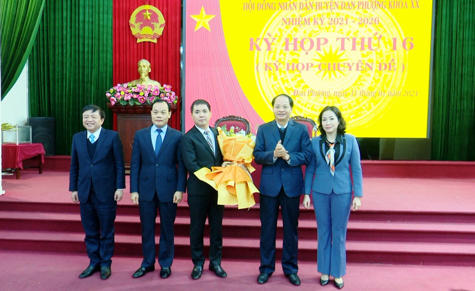 Ông Nguyễn Văn Đức nhận hoa chúc mừng của lãnh đạo Thành ủy Hà Nội. Ông Nguyễn Văn Đức nhận hoa chúc mừng của lãnh đạo Thành ủy Hà Nội.