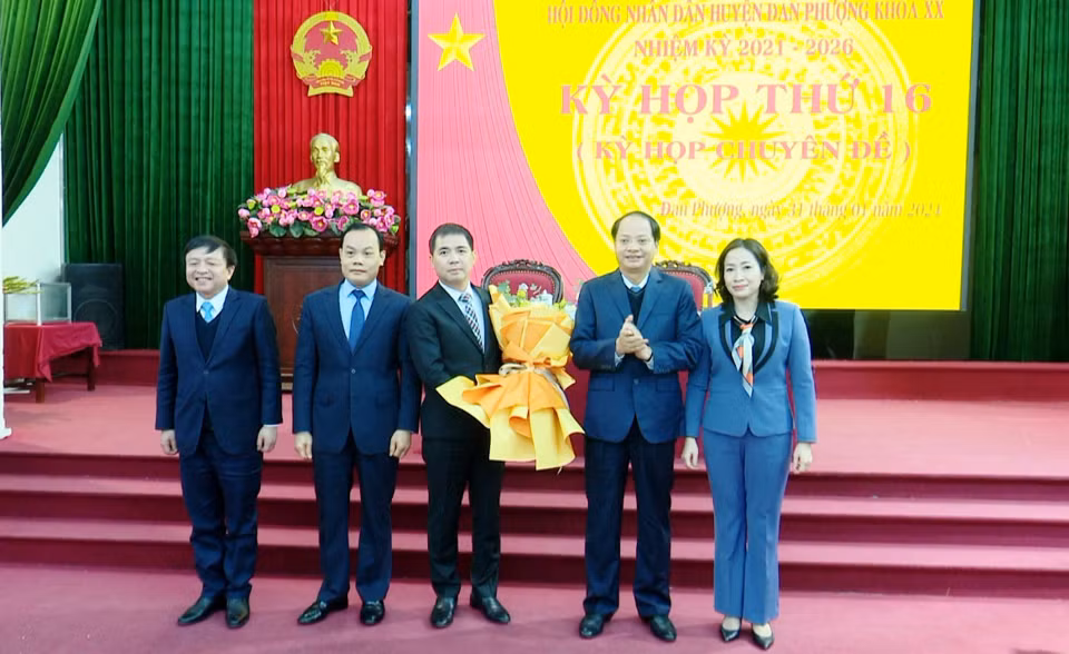 Ông Nguyễn Văn Đức nhận hoa chúc mừng của lãnh đạo Thành ủy Hà Nội.