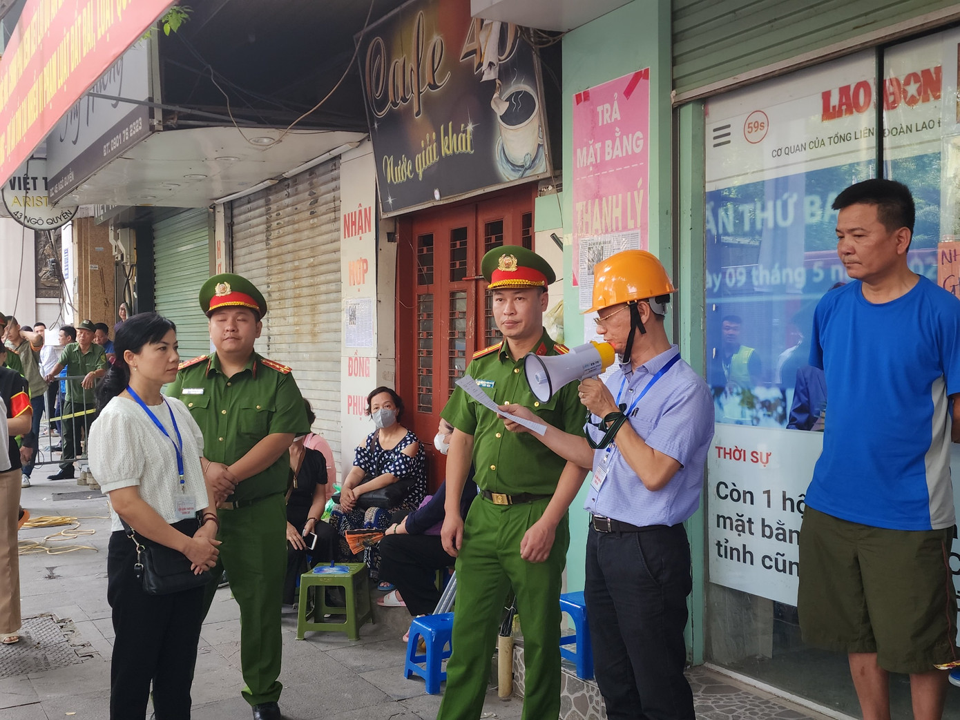 Lực lượng cưỡng chế đọc quyết định cưỡng chế sáng ngày 22/5 Lực lượng cưỡng chế đọc quyết định cưỡng chế sáng ngày 22/5