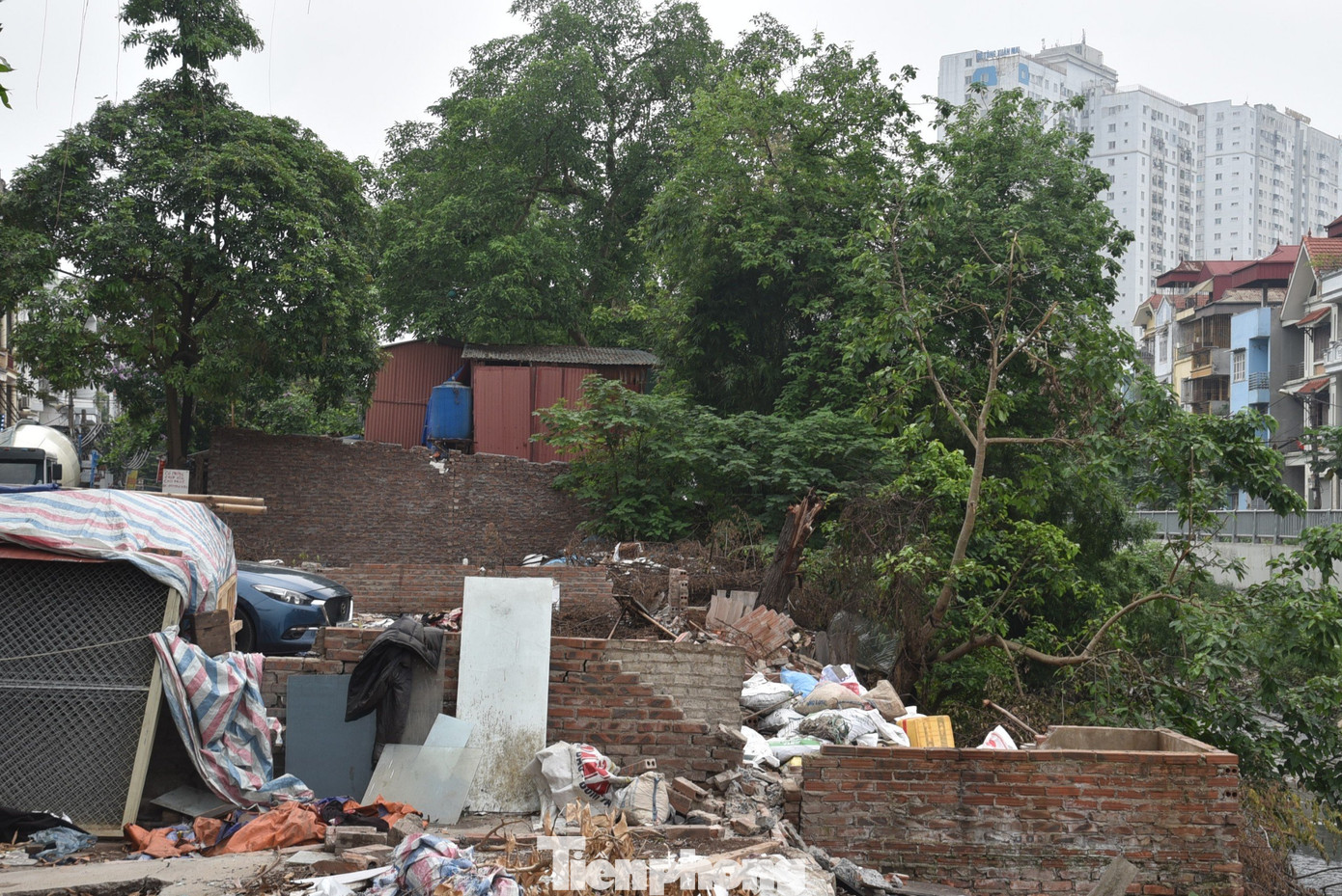 Nguyên nhân do UBND quận Hà Đông chưa bàn giao mặt bằng để thi công dự án. Diện tích còn lại chưa giải phóng mặt bằng là 0,81ha của 221 hộ gia đình, cá nhân ở 4 phường: Quang Trung, Yết Kiêu, La Khê, Dương Nội Nguyên nhân do UBND quận Hà Đông chưa bàn giao mặt bằng để thi công dự án. Diện tích còn lại chưa giải phóng mặt bằng là 0,81ha của 221 hộ gia đình, cá nhân ở 4 phường: Quang Trung, Yết Kiêu, La Khê, Dương Nội