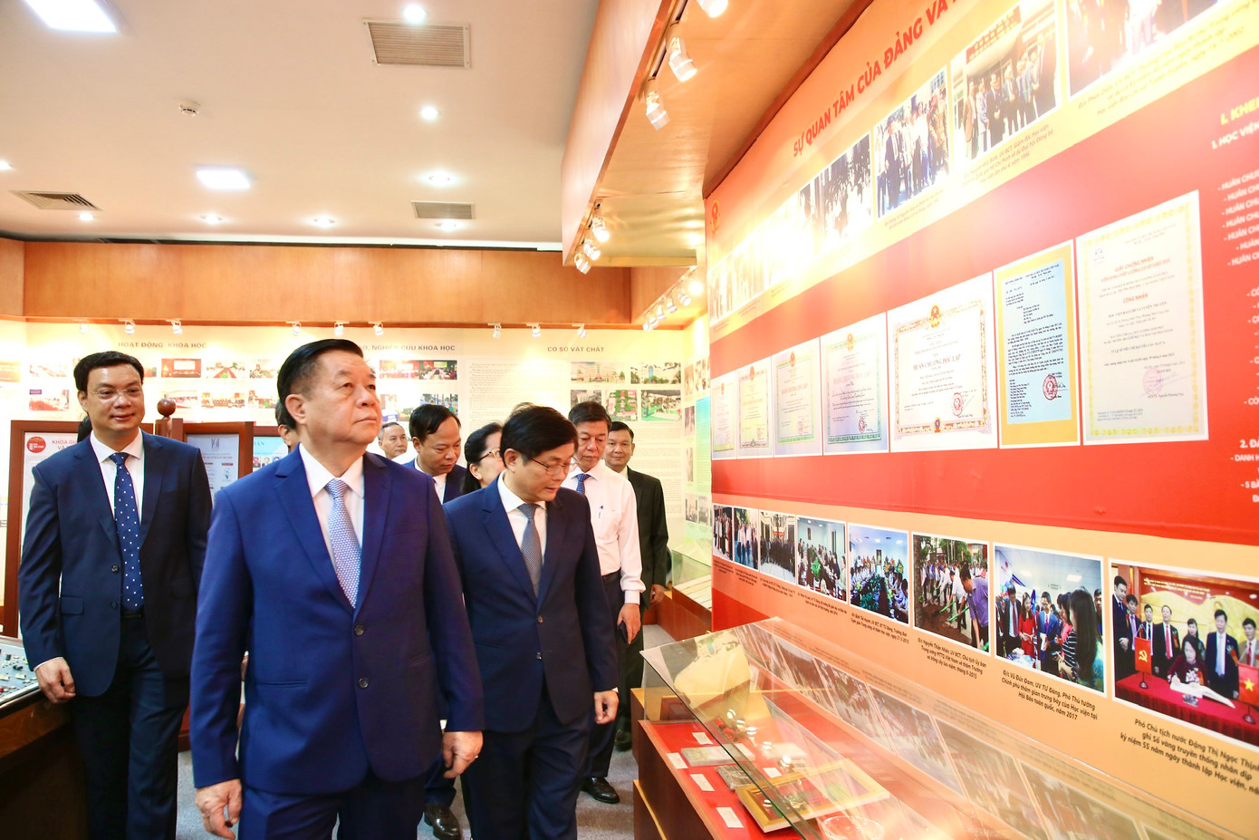 Trưởng Ban Tuyên giáo Trung ương Nguyễn Trọng Nghĩa cùng các đại biểu thăm phòng truyền thống Học viện Báo chí và Tuyên truyền Trưởng Ban Tuyên giáo Trung ương Nguyễn Trọng Nghĩa cùng các đại biểu thăm phòng truyền thống Học viện Báo chí và Tuyên truyền