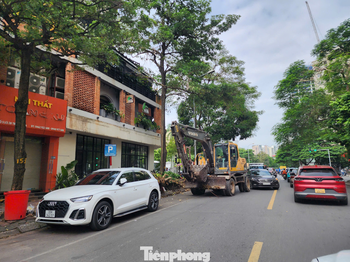 Trước đó tại buổi làm việc với Sở Xây dựng Hà Nội, Phó Chủ tịch UBND Hà Nội Dương Đức Tuấn đề nghị Sở Xây dựng cũng như các đơn vị liên quan tập trung cao độ xử lý, khắc phục hệ thống cây xanh bị gãy đổ, đặc biệt tại các công viên, khu đô thị. Trong đó, cần huy động sự vào cuộc của các đơn vị để hoàn thành việc khắc phục hạ tầng kỹ thuật, cây xanh, hệ thống chiếu sáng đô thị, chỉnh trang đô thị để sẵn sàng cho lễ kỷ niệm 70 năm Ngày Giải phóng Thủ đô. Trước đó tại buổi làm việc với Sở Xây dựng Hà Nội, Phó Chủ tịch UBND Hà Nội Dương Đức Tuấn đề nghị Sở Xây dựng cũng như các đơn vị liên quan tập trung cao độ xử lý, khắc phục hệ thống cây xanh bị gãy đổ, đặc biệt tại các công viên, khu đô thị. Trong đó, cần huy động sự vào cuộc của các đơn vị để hoàn thành việc khắc phục hạ tầng kỹ thuật, cây xanh, hệ thống chiếu sáng đô thị, chỉnh trang đô thị để sẵn sàng cho lễ kỷ niệm 70 năm Ngày Giải phóng Thủ đô.