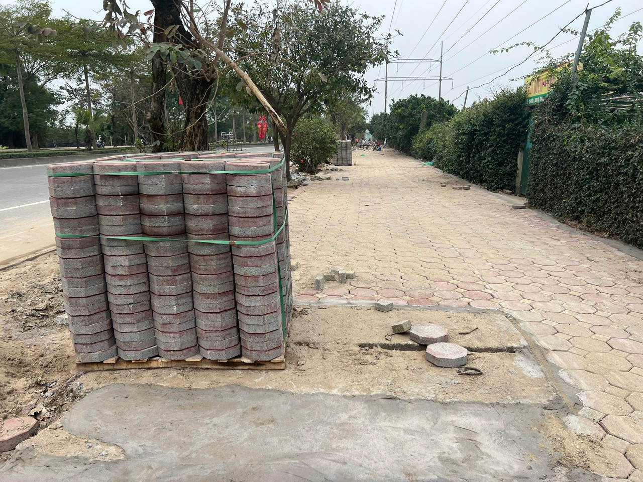 Đại diện Sở Xây dựng Hà Nội cho biết, hiện nay đa số các quận đầu không dùng gạch block tự chèn để lát vỉa hè tuy nhiên không có quy định cấm sử dụng loại gạch này.