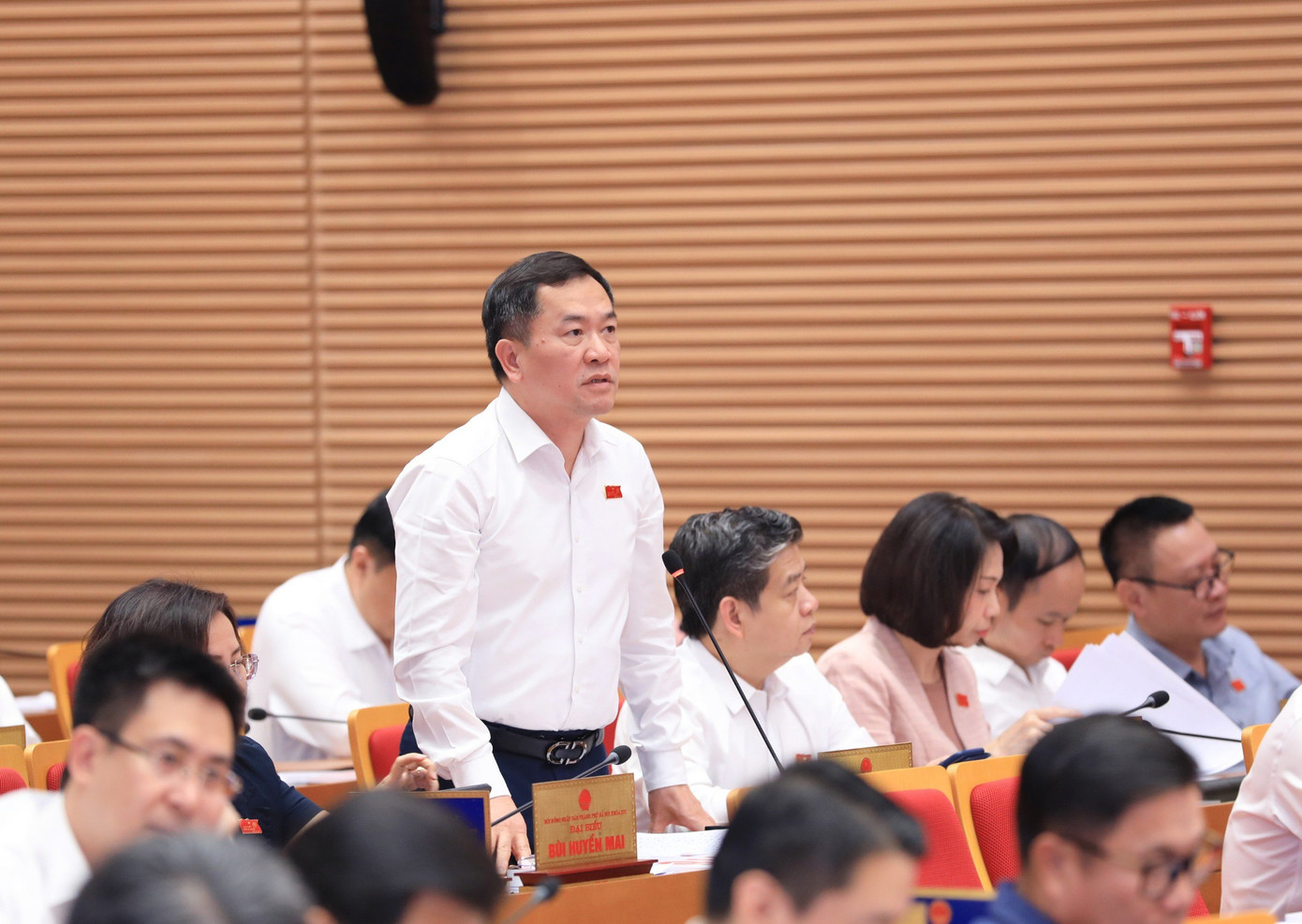 Đại biểu Đàm Văn Huân nêu câu hỏi với lãnh đạo UBND TP. Hà Nội, Sở Tài nguyên và Môi trường Hà Nội Đại biểu Đàm Văn Huân nêu câu hỏi với lãnh đạo UBND TP. Hà Nội, Sở Tài nguyên và Môi trường Hà Nội