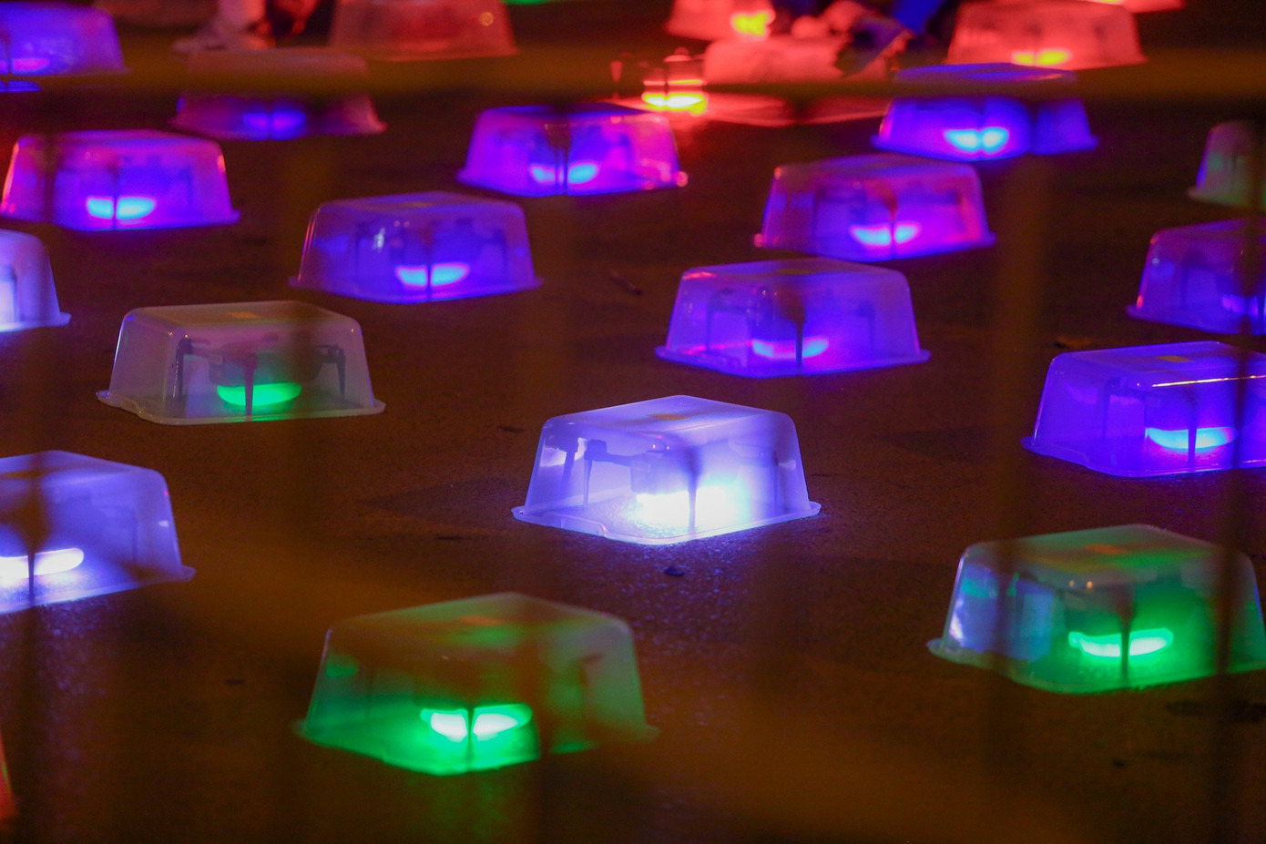 Danh sách 10 địa điểm lắp đặt hệ thống âm thanh và màn hình tường thuật trực tiếp gồm: Đối diện số nhà 57 Nguyễn Đình Thi; đối diện ngách 3 ngõ 152 Nguyễn Đình Thi; đối diện số nhà 10 Nguyễn Đình Thi; đối diện số 151 Nguyễn Đình Thi; đối diện số 187 Nguyễn đình Thi; vòng xuyến Văn Cao – Thụy Khuê, cạnh trường Tiểu học Chu Văn An; đối diện ngõ 11 Trích Sài; đối diện số 69 Trích Sài; đối diện số 113 Trích Sài; đối diện số 145 Trích Sài.