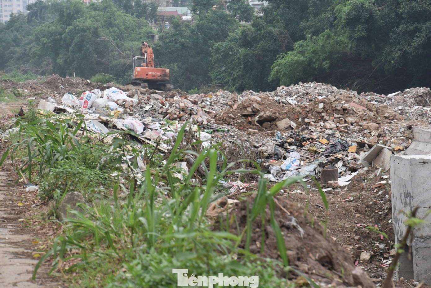 Tại công trường, có thể thấy rác sinh hoạt, trạc thải xây dựng đổ bừa bãi tại dự án khiến môi trường ô nhiễm Tại công trường, có thể thấy rác sinh hoạt, trạc thải xây dựng đổ bừa bãi tại dự án khiến môi trường ô nhiễm