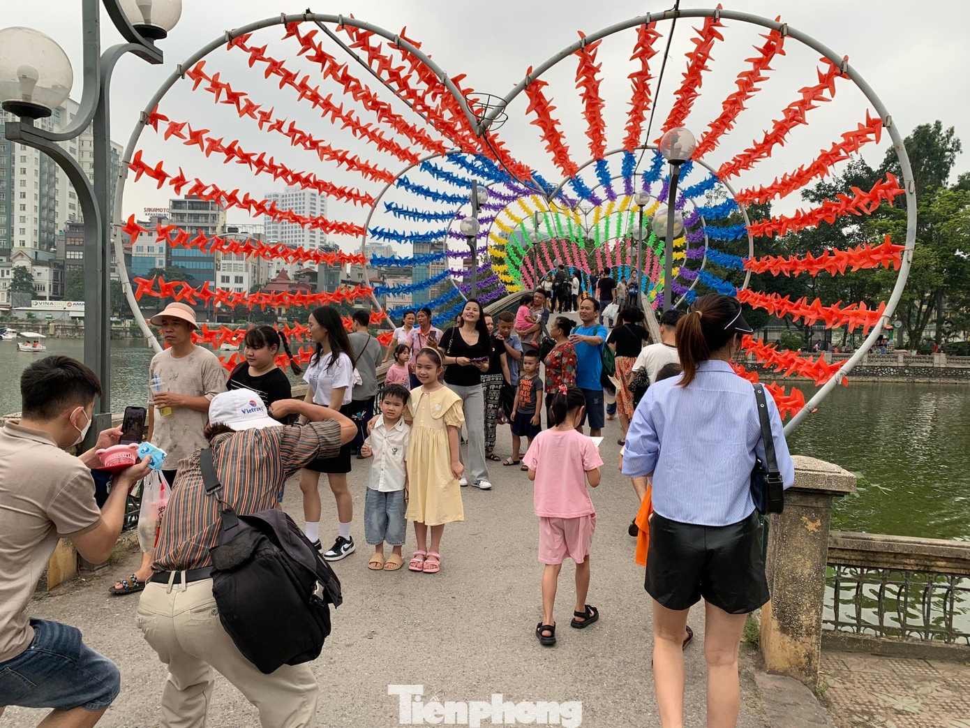 Đại diện Công ty TNHH một thành viên Vườn thú Hà Nội cho biết, tính từ ngày 27/4 đến hết 29/4, lượng khách đến với công viên Thủ Lệ là hơn 25.000 lượt.