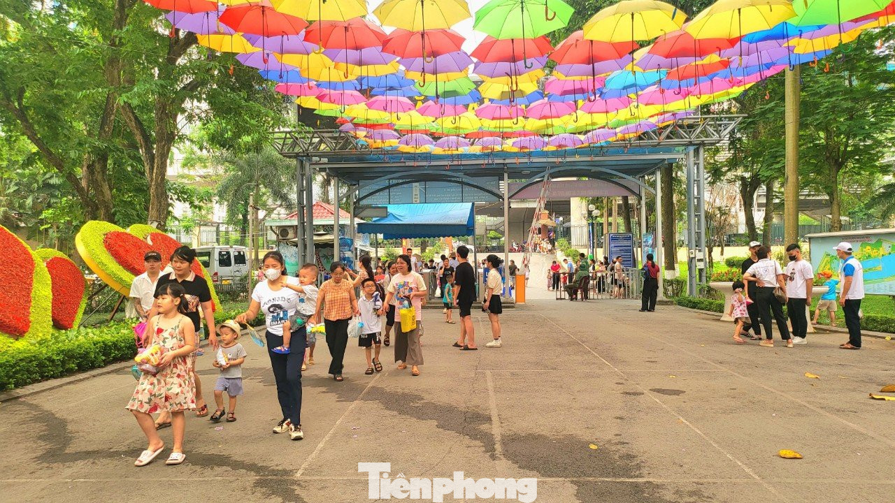 Năm nay, Vườn thú Hà Nội được trang trí trẻ trung, rực rỡ, phù hợp với các em nhỏ.