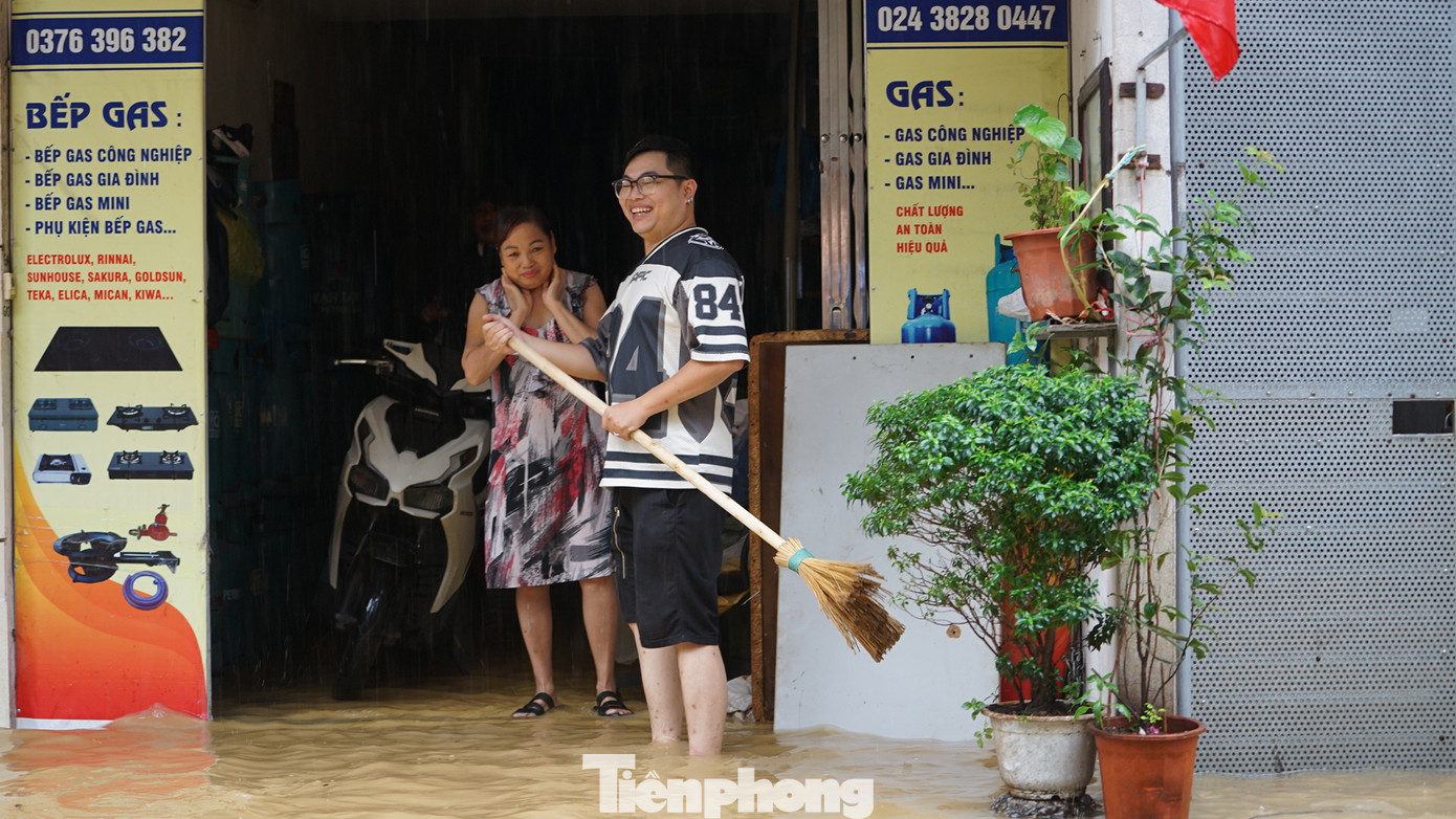 Người dân tìm mọi cách để vượt qua đợt lũ lịch sử.