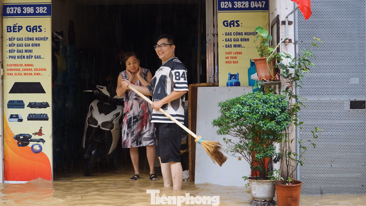Người dân tìm mọi cách để vượt qua đợt lũ lịch sử.