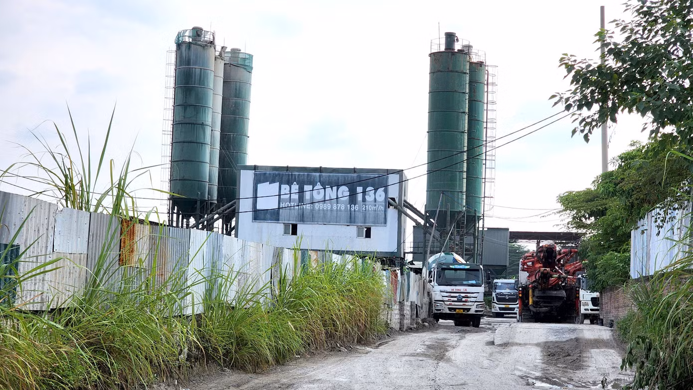 Lãnh đạo huyện Hoài Đức cho biết, hiện chính quyền đã đình chỉ 1 trạm và yêu cầu di dời trong tháng 1/2024, 1 trạm nữa đã cam kết, yêu cầu di dời trong tháng 3/2024