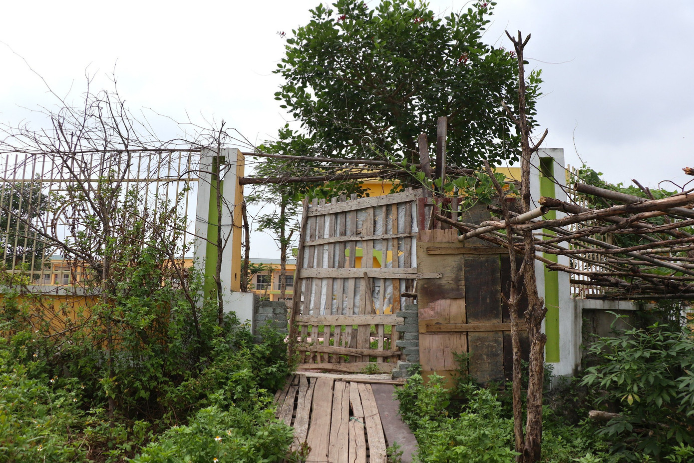 Ngôi trường không được sử dụng, xuống cấp theo thời gian Ngôi trường không được sử dụng, xuống cấp theo thời gian