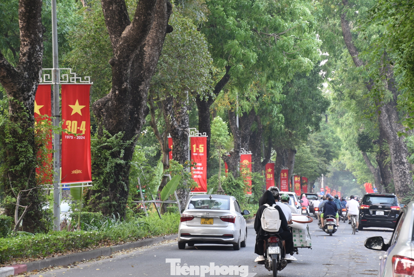 Đường Hoàng Diệu (quận Ba Đình) rực rỡ hơn với cờ hoa