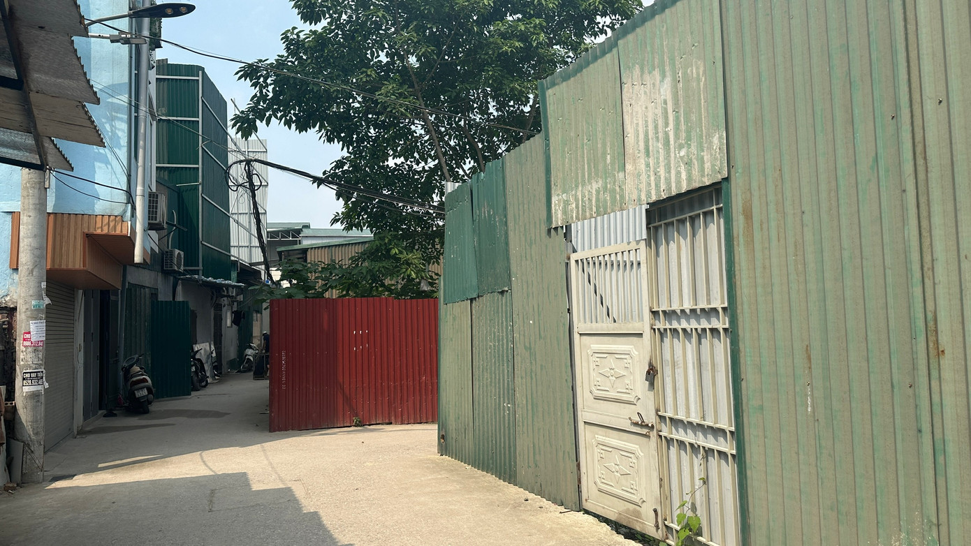 Đến hết tháng 5/2024, 3 công trình vi phạm đã cơ bản được xử lý nhưng trên địa bàn nhà quây tôn, tiềm ẩn nguy cơ cháy nổ hiện vẫn là tồn tại nhức nhối. UBND phường Định Công kiến nghị với Quận ủy – HĐND – UBND quận Hoàng Mai báo cáo các cấp có thẩm quyền cho phép điều chỉnh và tháo gỡ khó khăn, vướng mắc về quy hoạch, làm cơ sở cho công tác quản lý đất đai, trật tự xây dựng (nhất là đối với quy hoạch tại các khu dân cư hiện hữu trên địa bàn phường Định Công) để đảm bảo cho nhân dân ổn định cuộc sống.