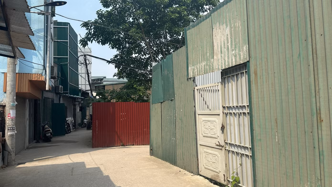 Đến hết tháng 5/2024, 3 công trình vi phạm đã cơ bản được xử lý nhưng trên địa bàn nhà quây tôn, tiềm ẩn nguy cơ cháy nổ hiện vẫn là tồn tại nhức nhối. UBND phường Định Công kiến nghị với Quận ủy – HĐND – UBND quận Hoàng Mai báo cáo các cấp có thẩm quyền cho phép điều chỉnh và tháo gỡ khó khăn, vướng mắc về quy hoạch, làm cơ sở cho công tác quản lý đất đai, trật tự xây dựng (nhất là đối với quy hoạch tại các khu dân cư hiện hữu trên địa bàn phường Định Công) để đảm bảo cho nhân dân ổn định cuộc sống.