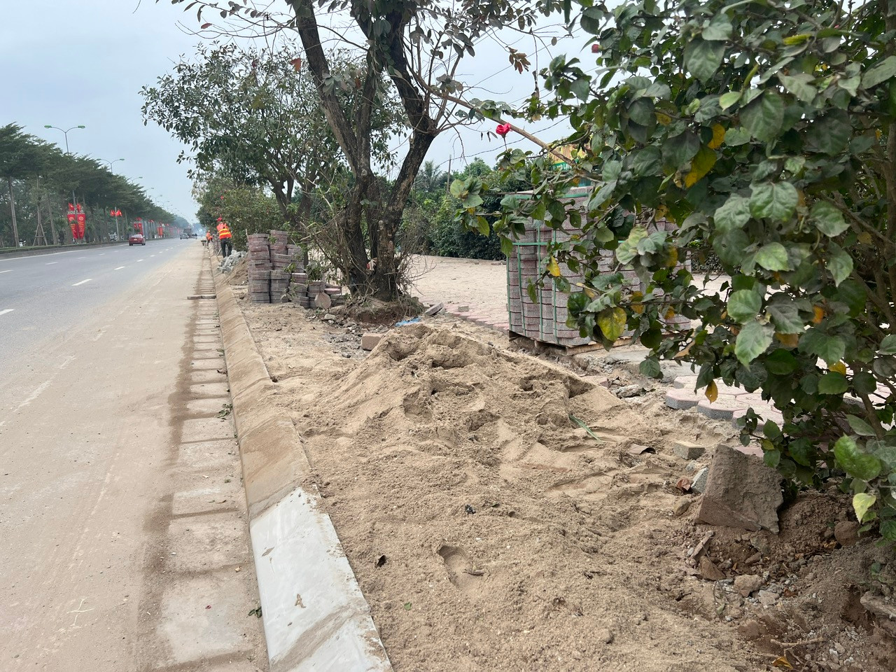 Đáng chú ý, ở đường Mai Tiến Dũng (quận Bắc Từ Liêm), cả tuyến đường được thay thế bằng gạch block tự chèn. Loại gạch này từ lâu không còn được lát trên các tuyến phố Thủ đô